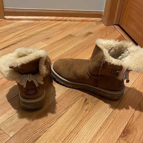 Womens Bow Uggs - Picture 3 of 3